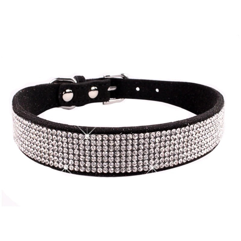Shimmering Cuff Necklace with Sequins for a Glamorous Look