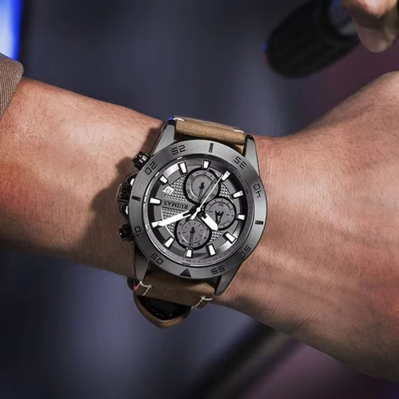 Elegant quartz chronograph watch with digital and analog display