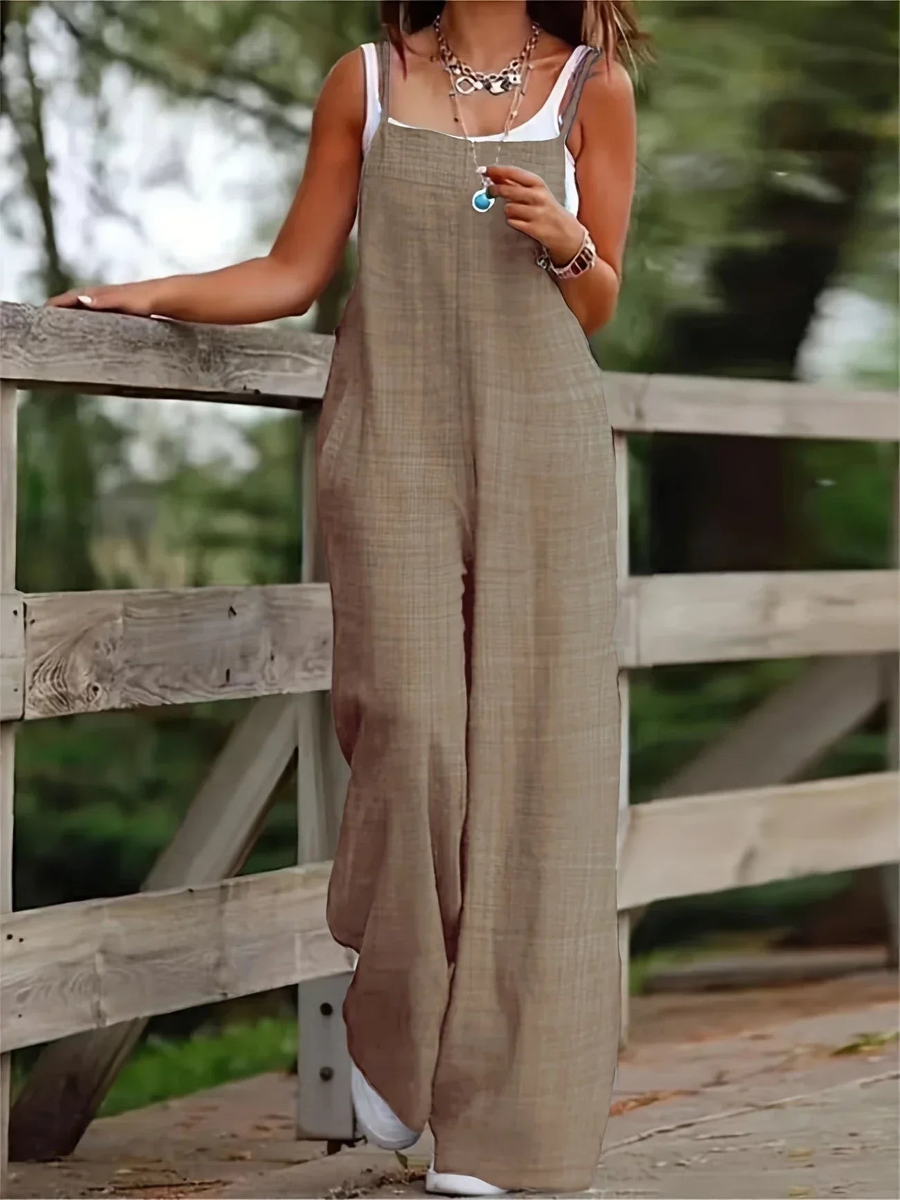 Casual wide-leg jumpsuit with pockets for a trendy and comfortable style