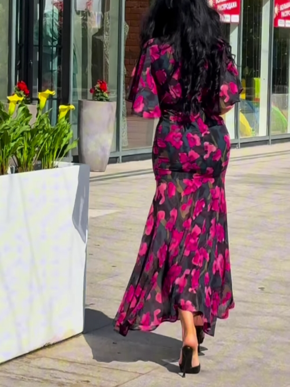 Retro Printed Dress with V-Neckline and Elegant Trumpet Sleeves