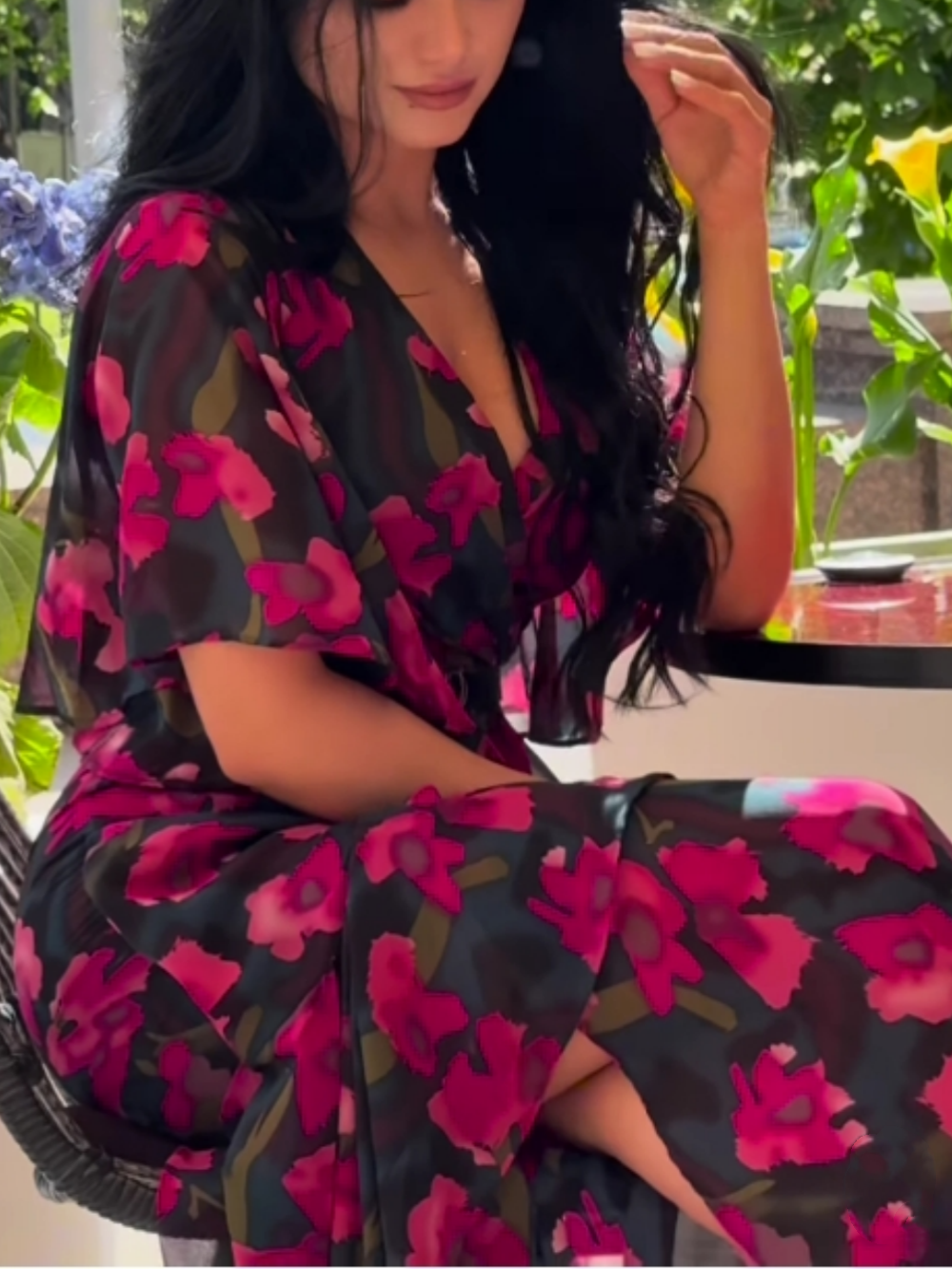 Retro Printed Dress with V-Neckline and Elegant Trumpet Sleeves