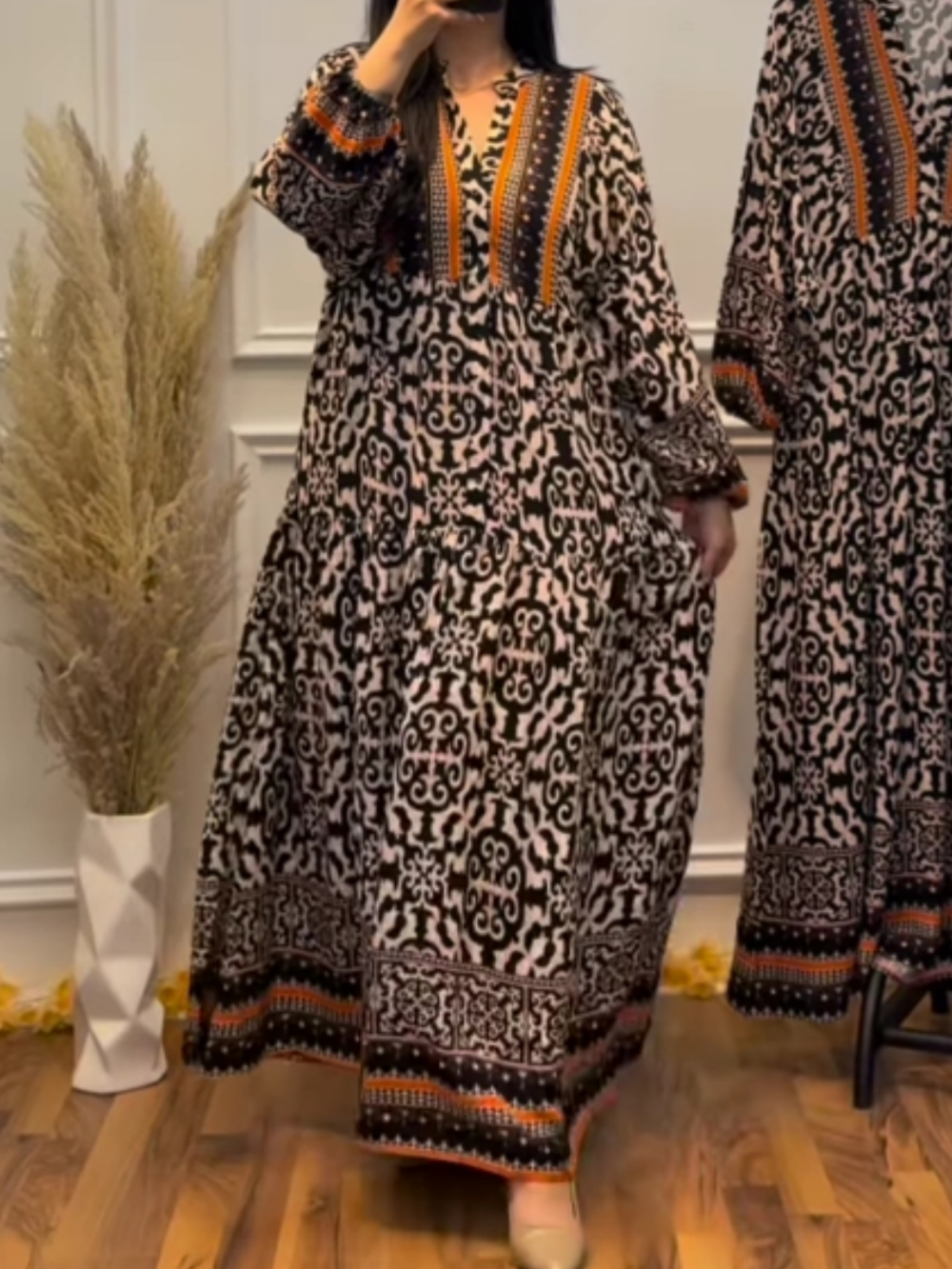 Long-sleeve V-neck dress with contrasting colored pattern