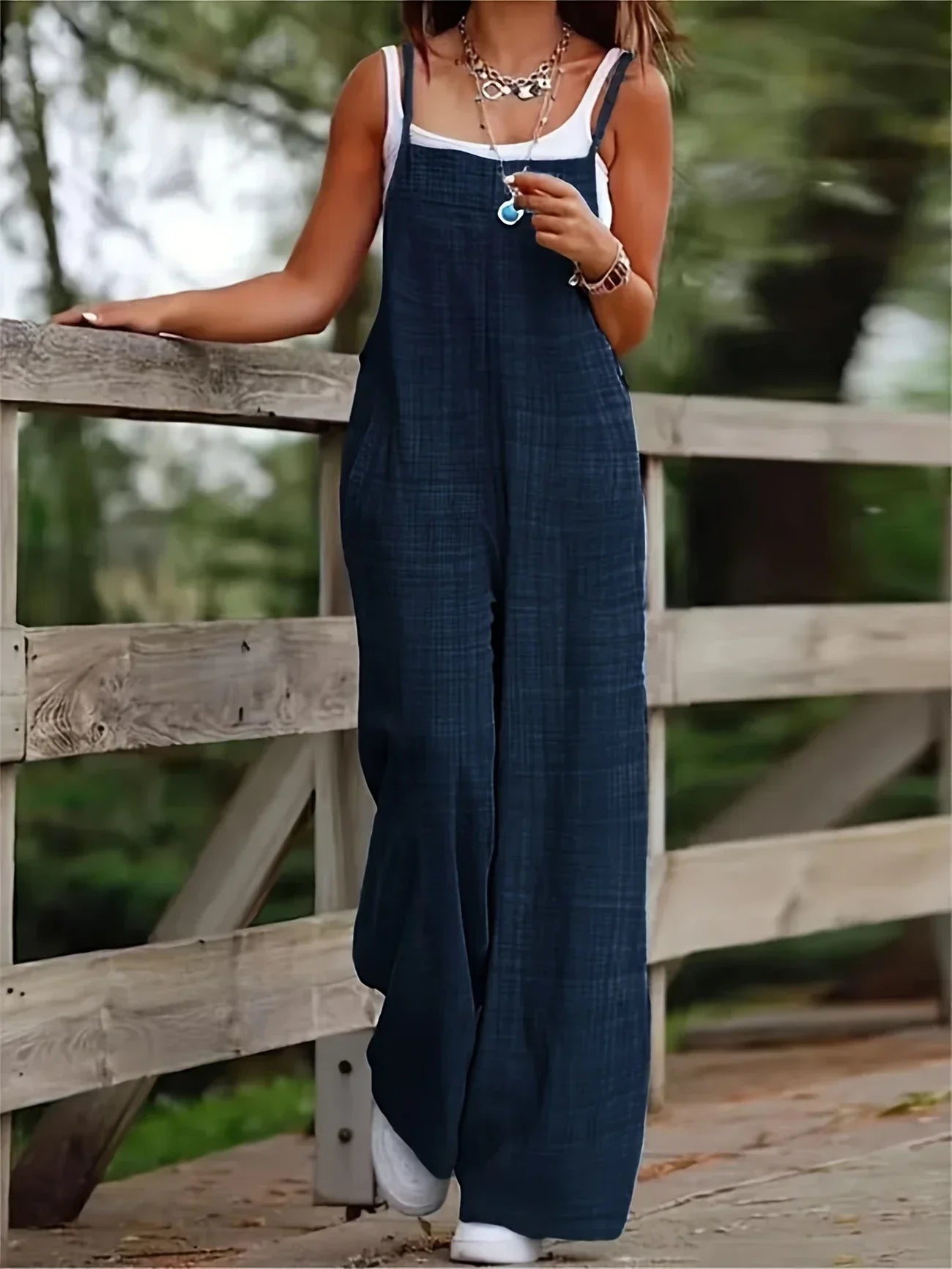 Casual wide-leg jumpsuit with pockets for a trendy and comfortable style