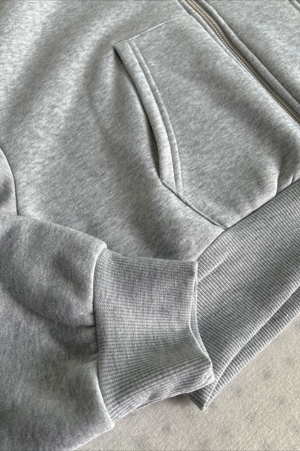 Short hoodie jacket with zipper for a casual and trendy style