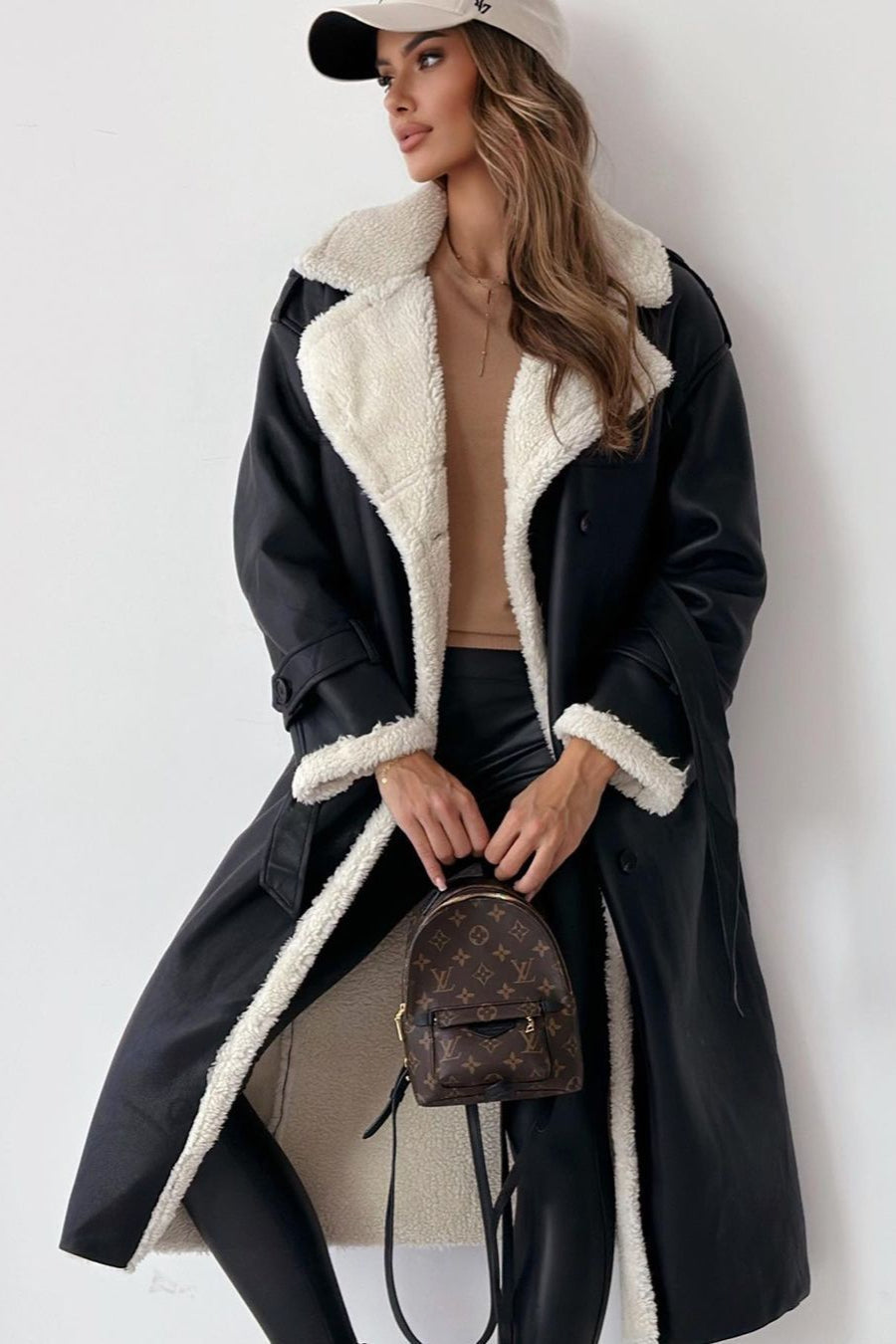 Reversible fleece jacket with stand-up collar for a versatile and warm style