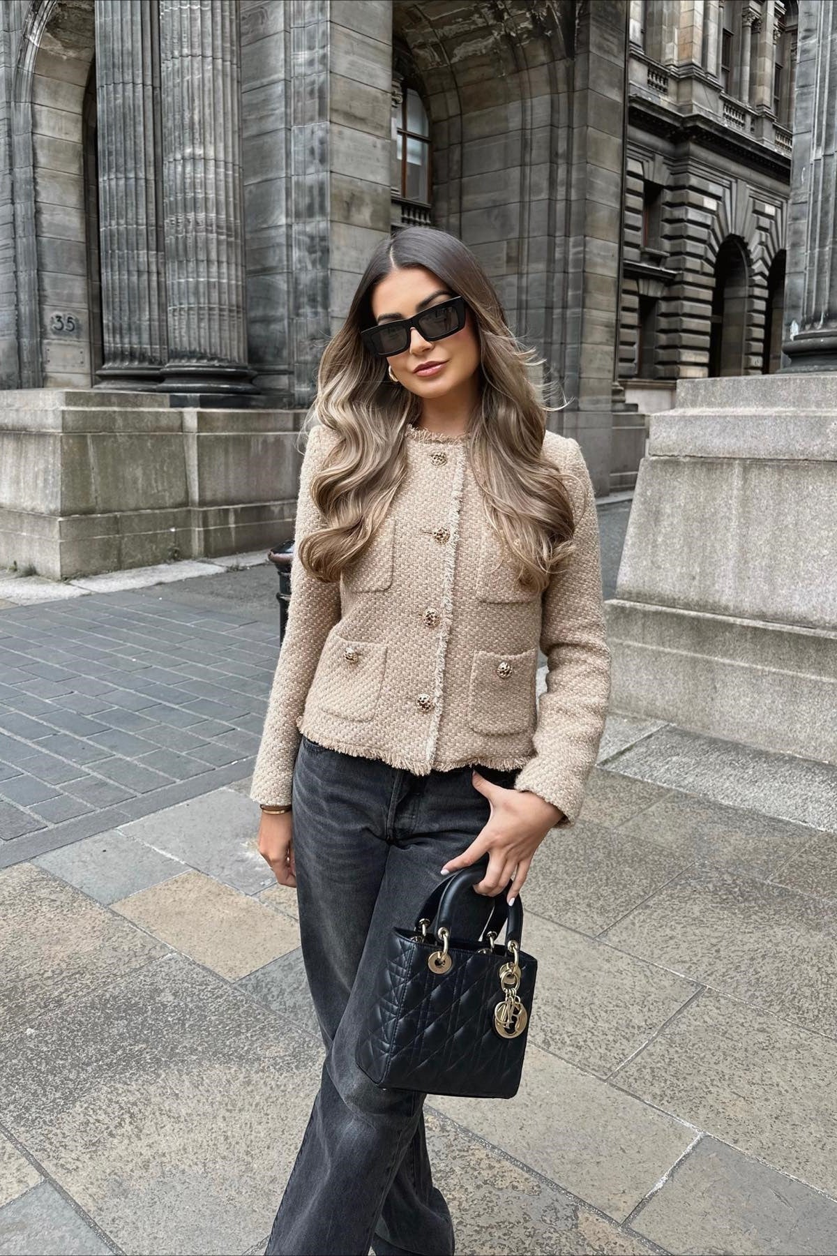 Short tweed jacket with single-buttonhole for an elegant and classic look