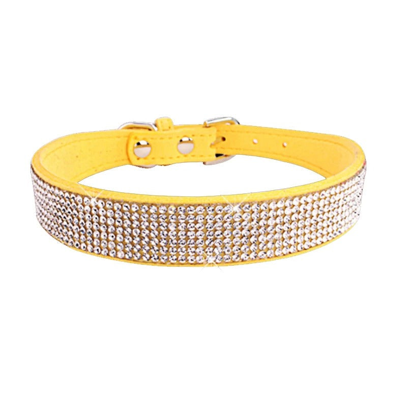 Shimmering Cuff Necklace with Sequins for a Glamorous Look