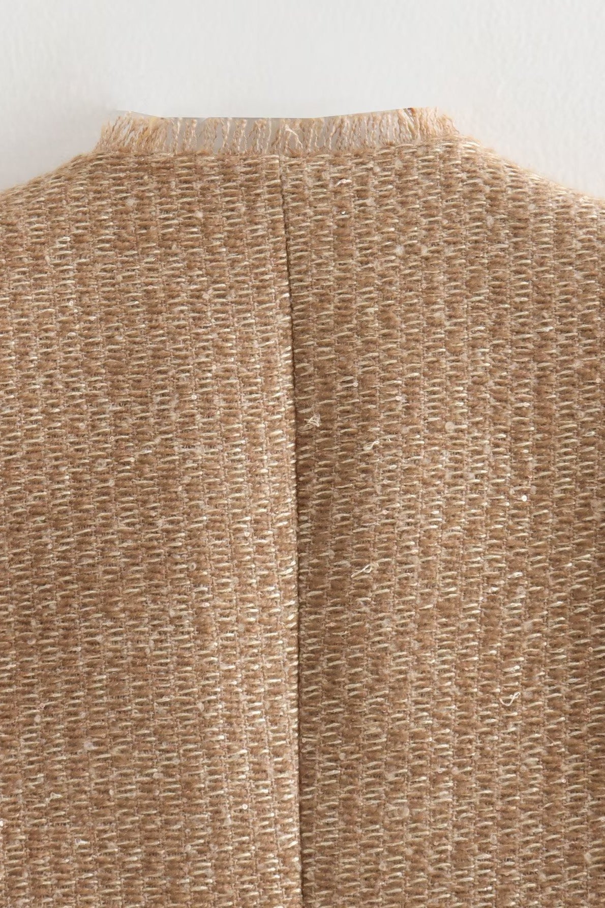 Short tweed jacket with single-buttonhole for an elegant and classic look