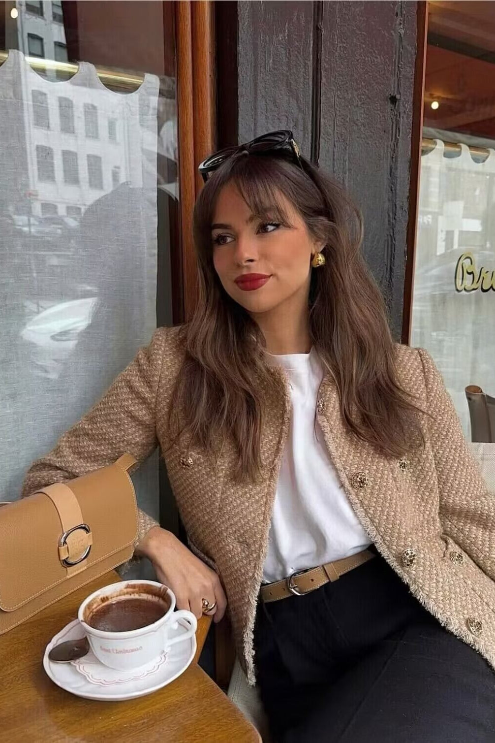 Short tweed jacket with single-buttonhole for an elegant and classic look