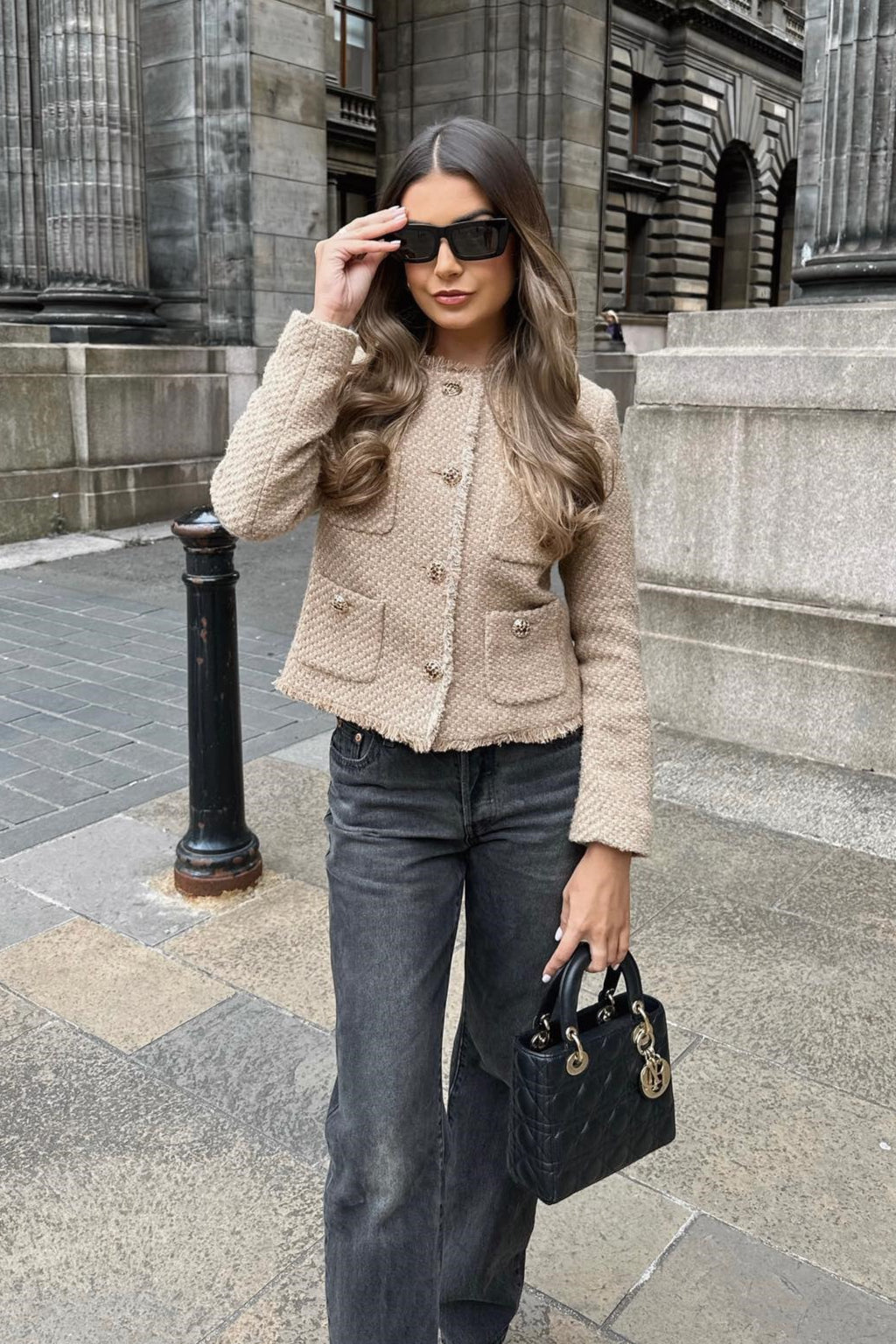 Short tweed jacket with single-buttonhole for an elegant and classic look