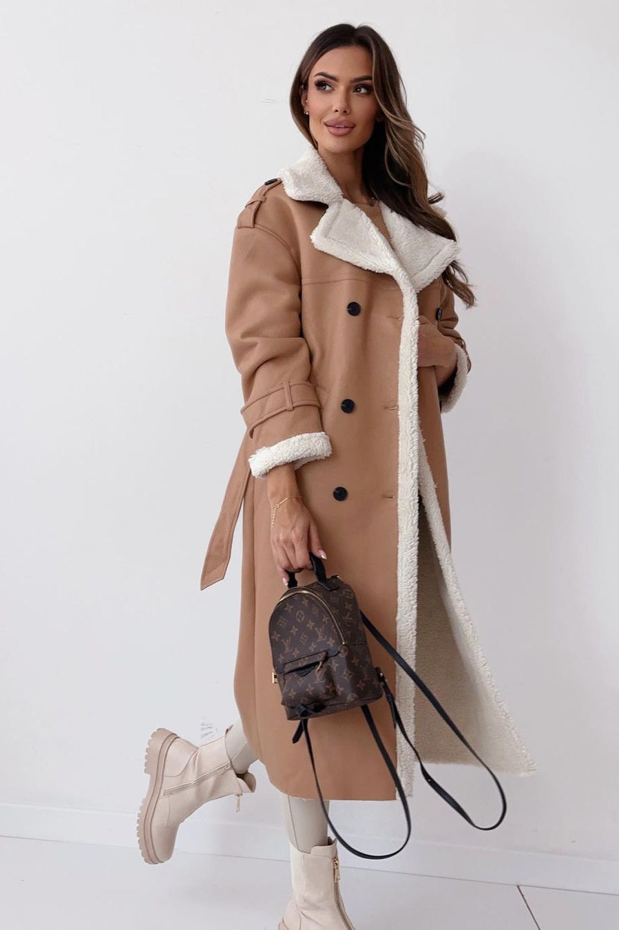 Reversible fleece jacket with stand-up collar for a versatile and warm style