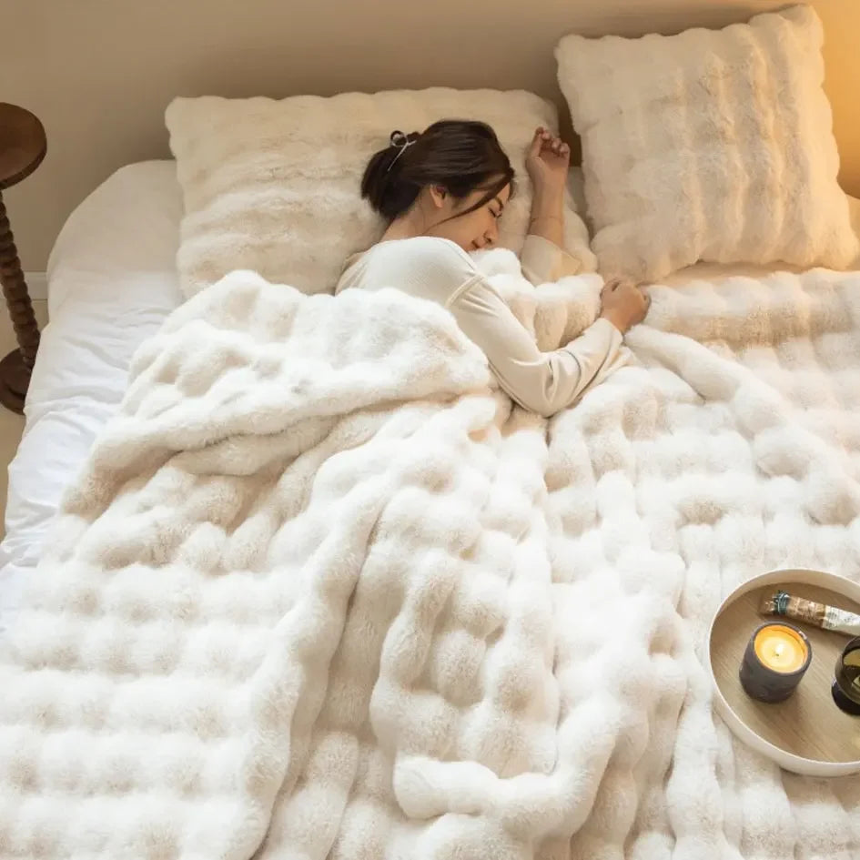 Ultimate Comfort: Soft Fleece Blanket for Cozying Up in Bed and on the Couch, Ideal All Year Round