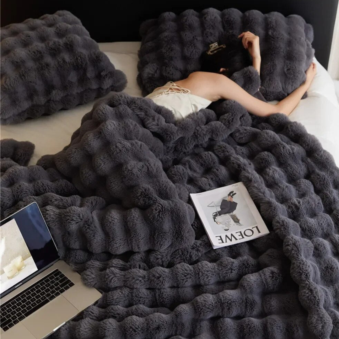 Ultimate Comfort: Soft Fleece Blanket for Cozying Up in Bed and on the Couch, Ideal All Year Round