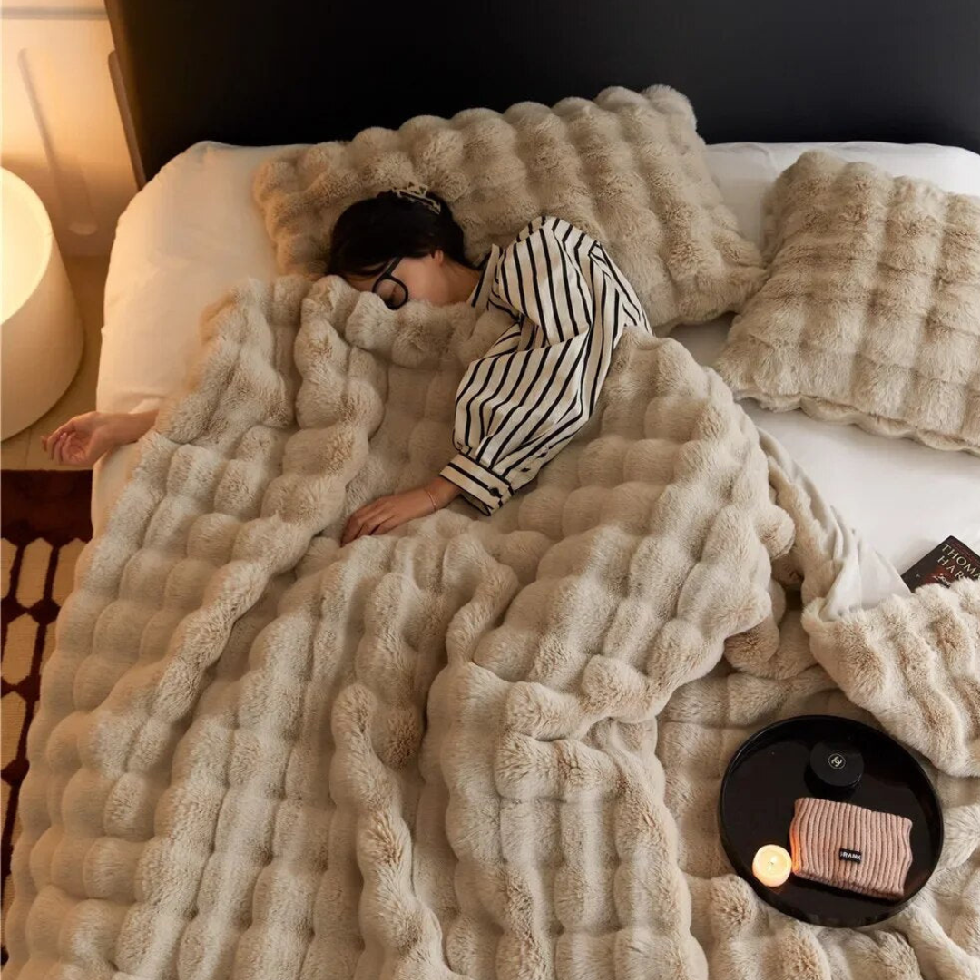 Ultimate Comfort: Soft Fleece Blanket for Cozying Up in Bed and on the Couch, Ideal All Year Round