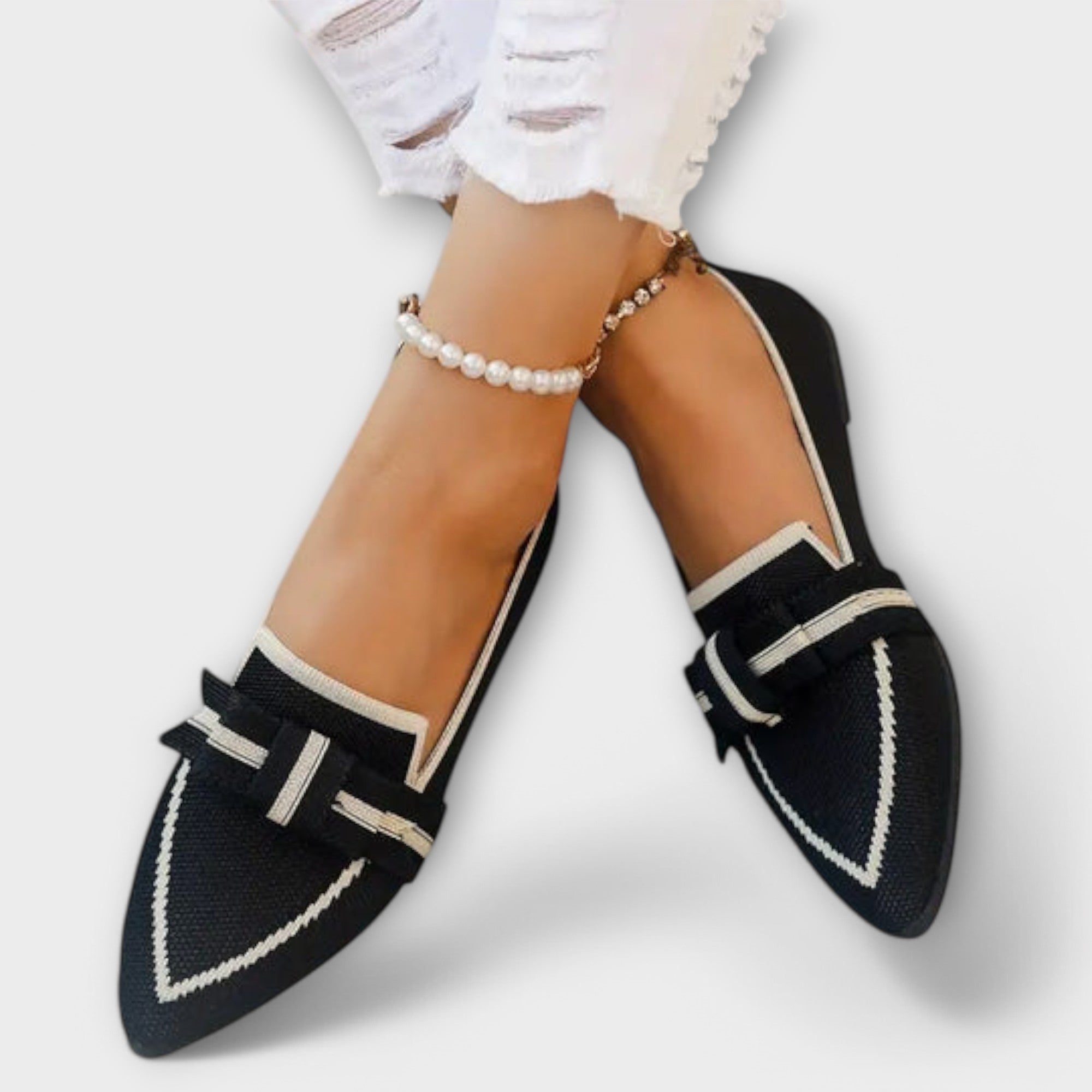 Chic Women's Flat Shoes with Elegant Lace-Up Detailing