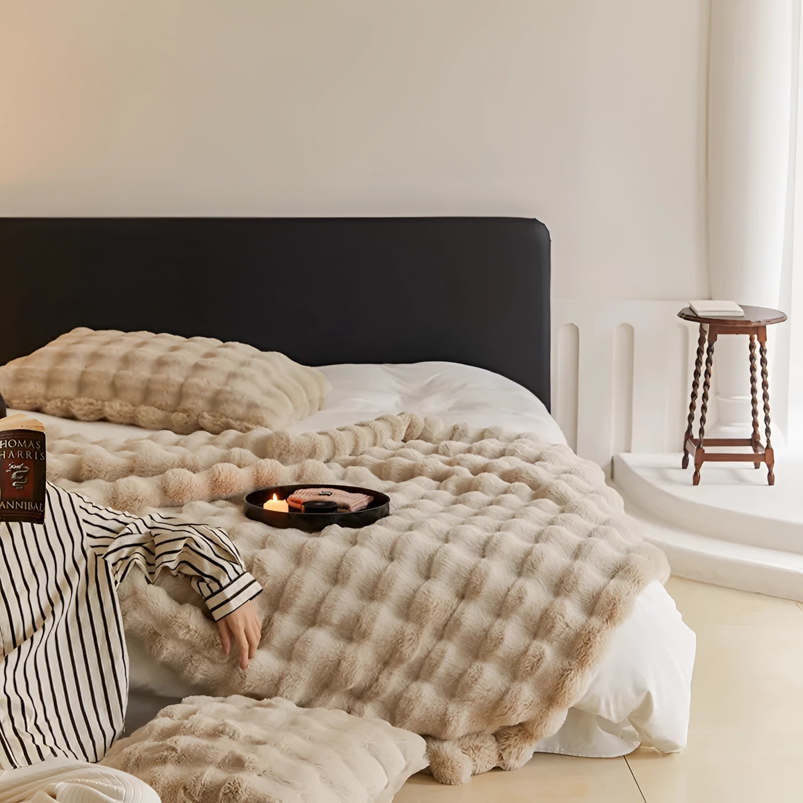 Luxurious Chunky Knit Faux Fur Weighted Blanket for a Cozy Modern Interior