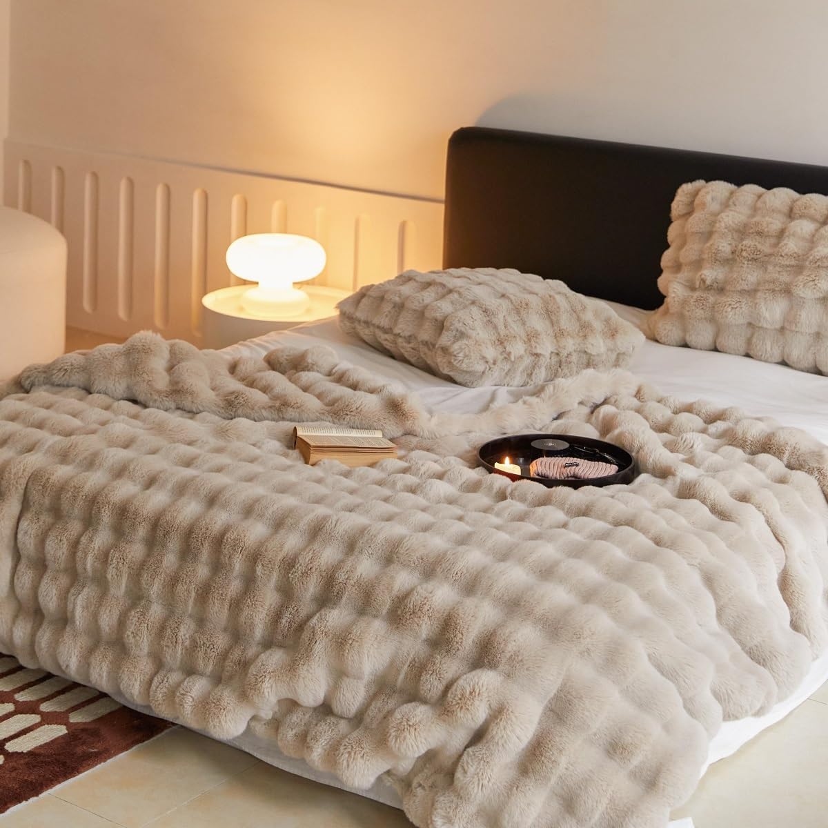 Luxurious Chunky Knit Faux Fur Weighted Blanket for a Cozy Modern Interior
