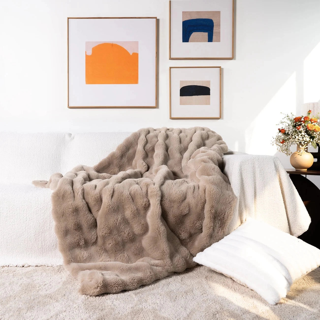 Luxurious Chunky Knit Faux Fur Weighted Blanket for a Cozy Modern Interior