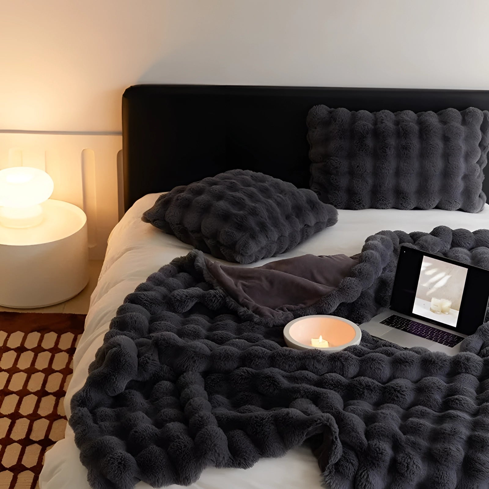 Luxurious Chunky Knit Faux Fur Weighted Blanket for a Cozy Modern Interior