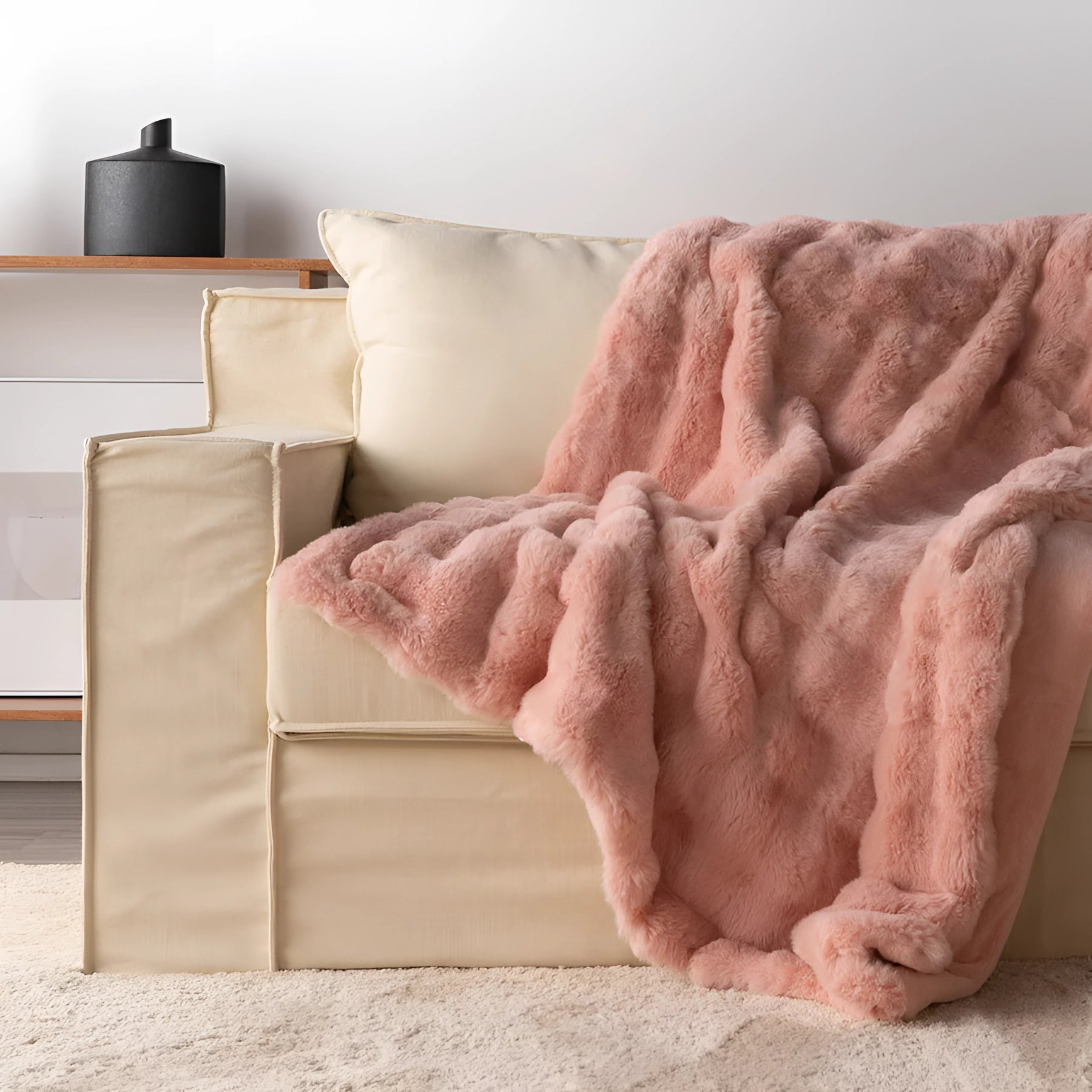 Luxurious Chunky Knit Faux Fur Weighted Blanket for a Cozy Modern Interior