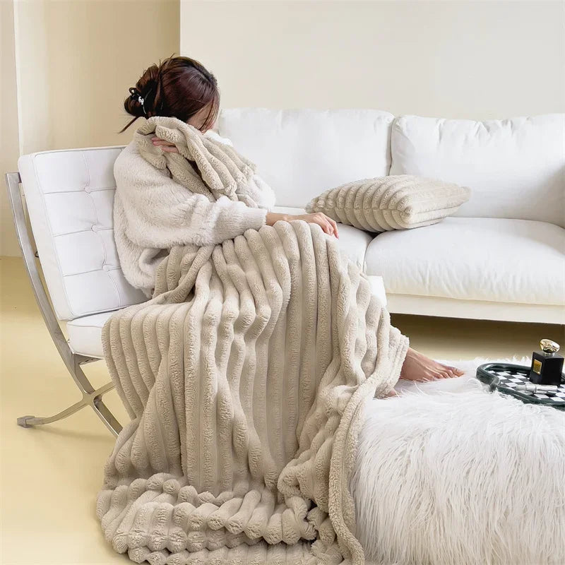 Ultimate comfort: Soft and warm fleece blanket with a cozy plaid pattern for snug autumn days and winter evenings