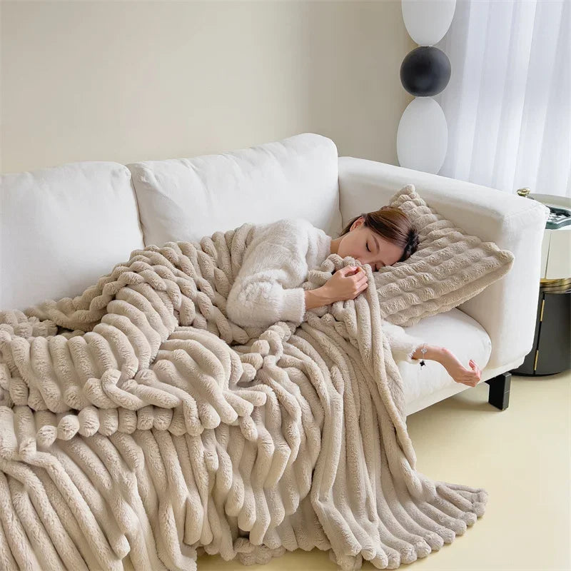 Ultimate comfort: Soft and warm fleece blanket with a cozy plaid pattern for snug autumn days and winter evenings