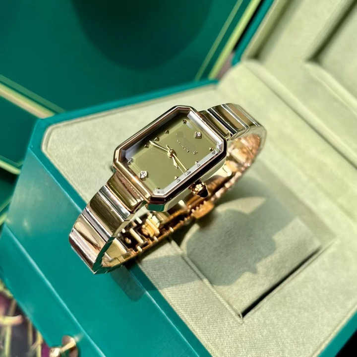 Elegant bracelet watch with refined green elements