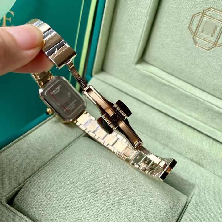 Elegant bracelet watch with refined green elements