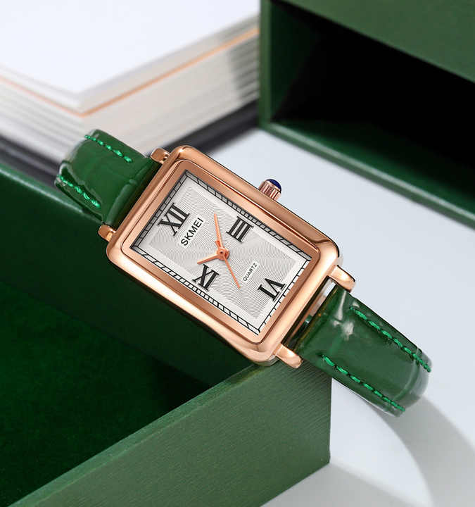 Casual watch with elegant leather strap