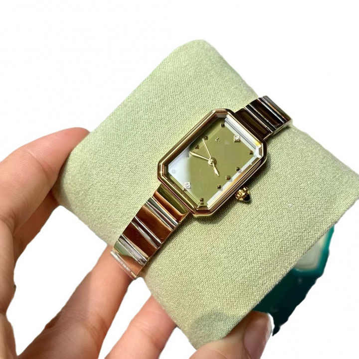 Elegant bracelet watch with refined green elements