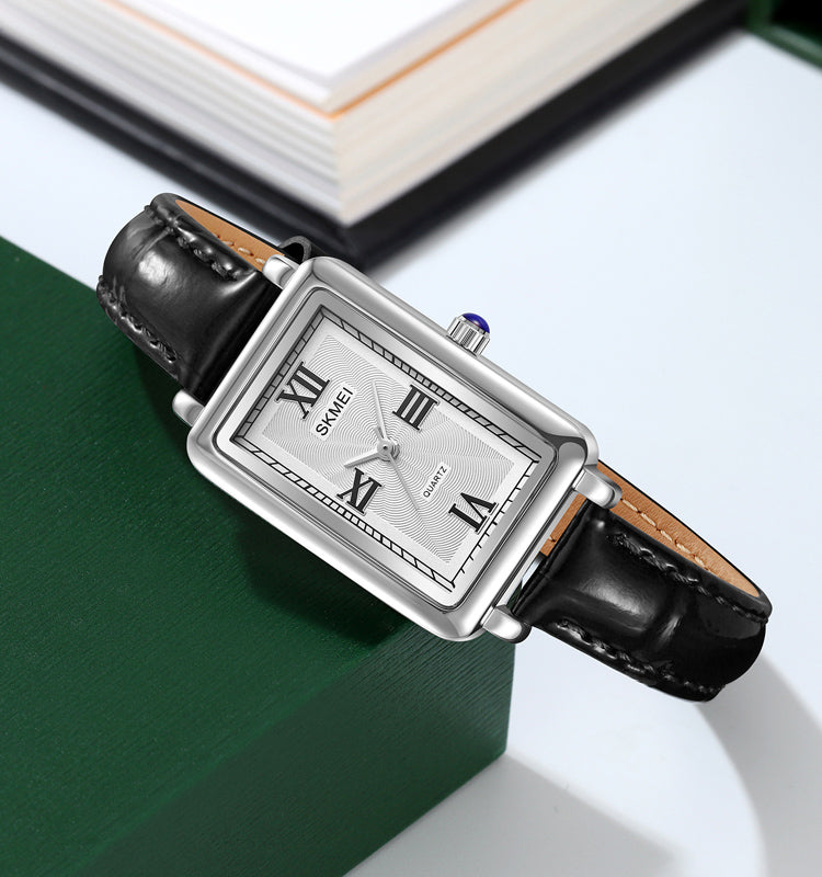 Casual watch with elegant leather strap