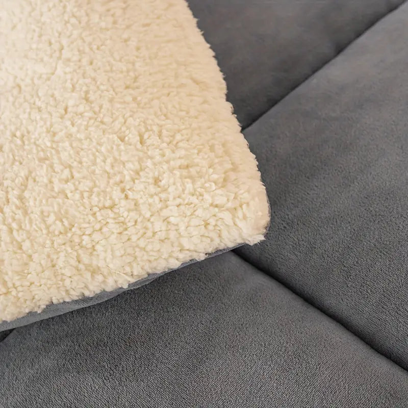 Luxurious Lambswool Blanket - Super Soft, Temperature Regulating, and Machine Washable for Ultimate Comfort