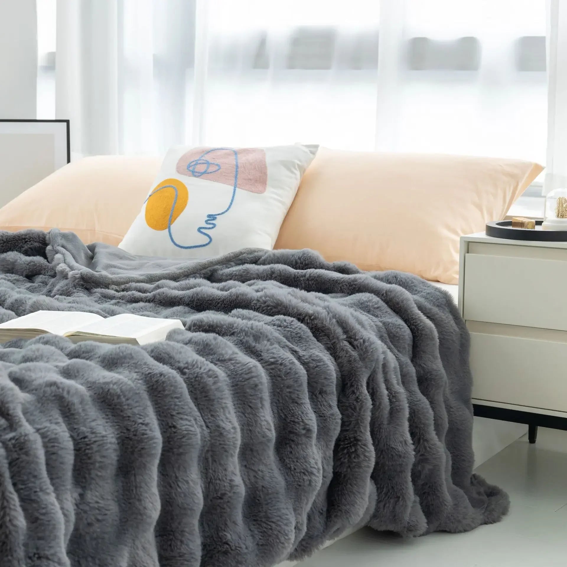 Luxurious Winter Blanket for Bed and Sofa – Reversible Soft Faux Fur for Ultimate Comfort