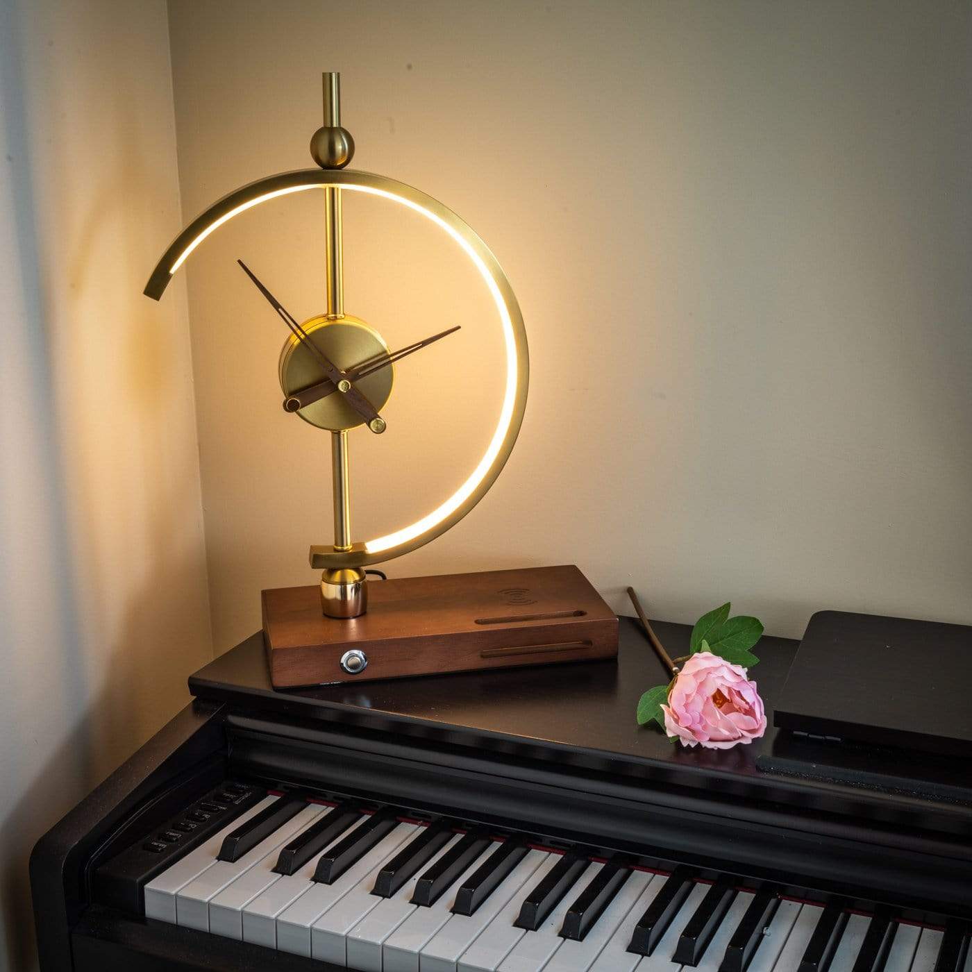 Nagoyalight™ | Elegant LED Lamp with Built-in Clock and Charging Station