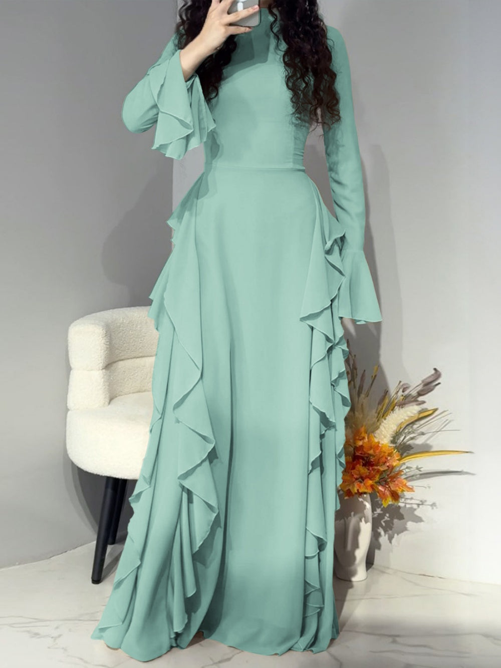 Elegant high-waisted dress with trumpet sleeves