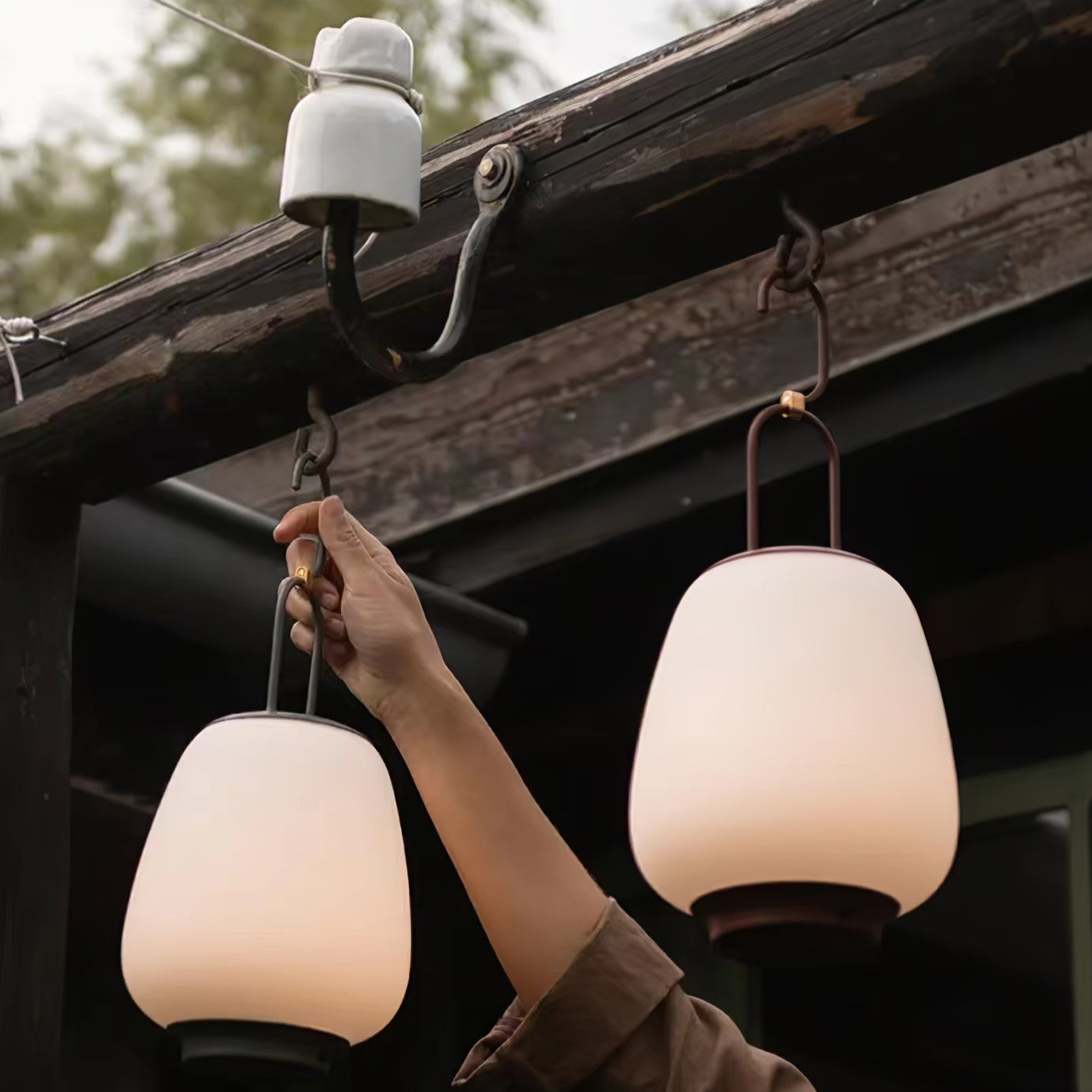 Portable LED Table Lamp with Built-in Battery for Versatile Lighting