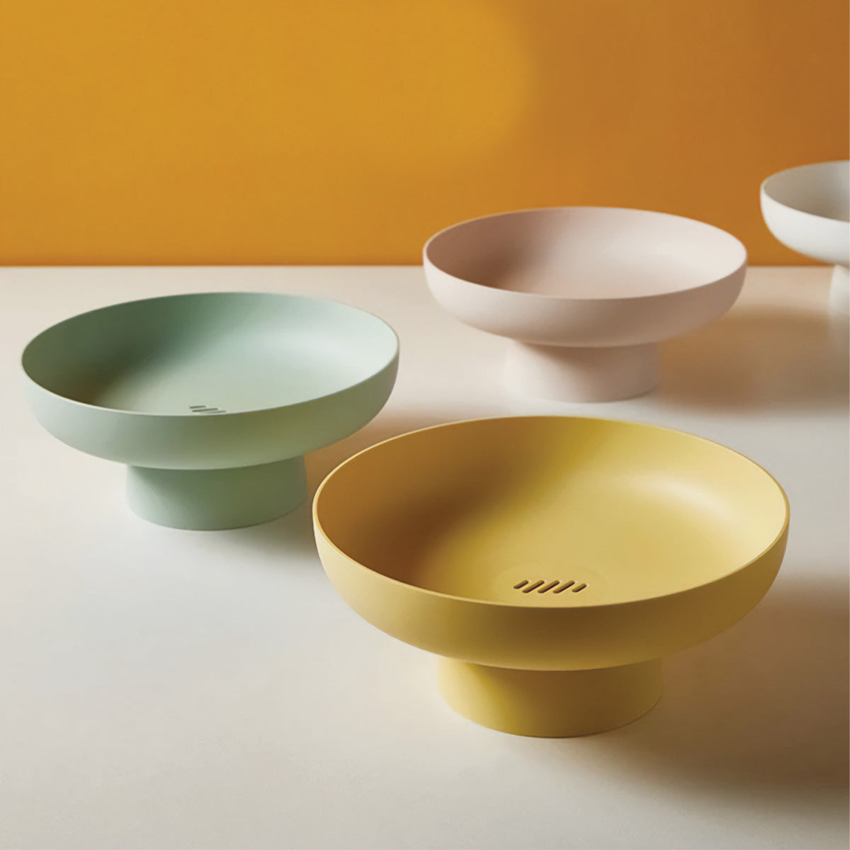 Round fruit container