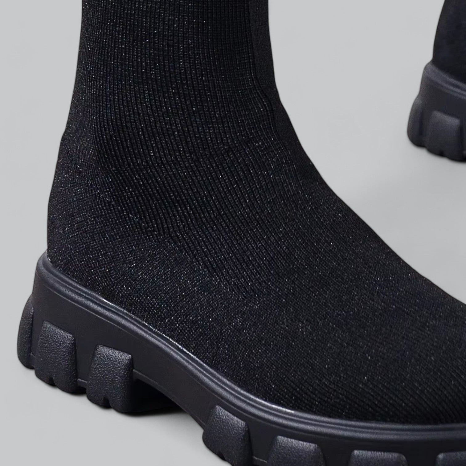 Stylish Women's Knee-High Boots with a Bold Chunky Platform Heel