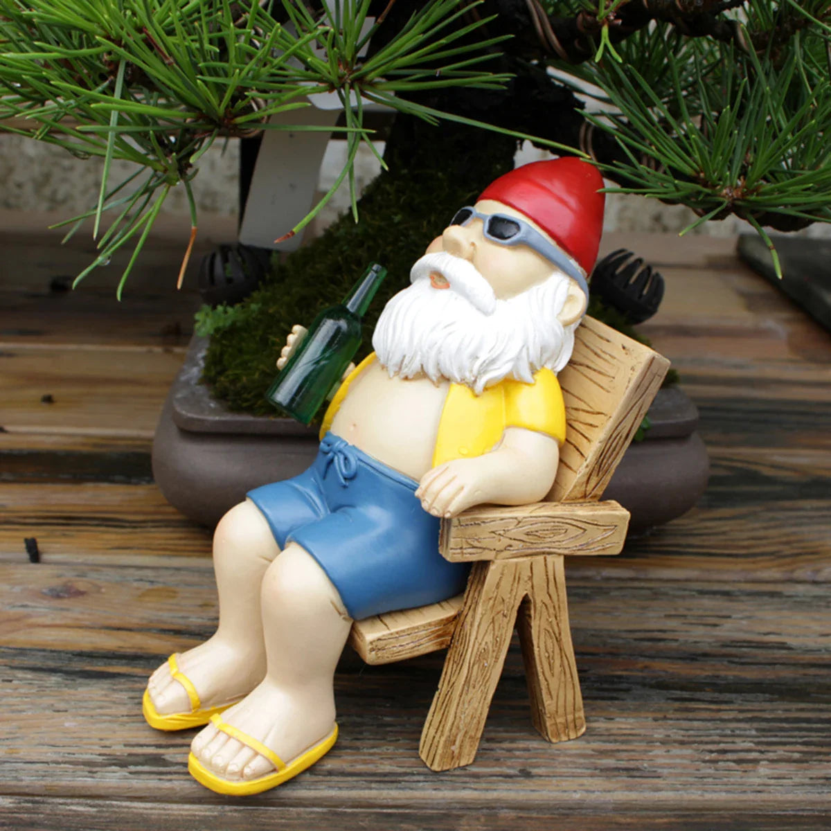 Drusiana - Charming Sunbathing Gnome Resin Statue with Luxury Lounge Chair for Enchanting Garden Decor