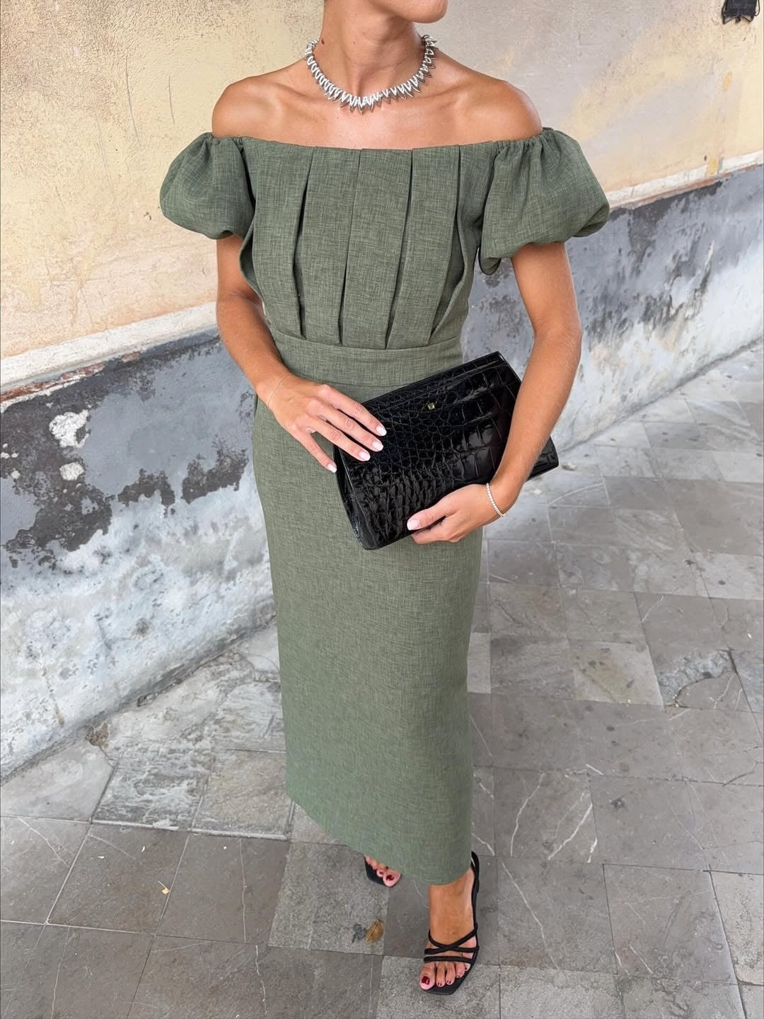 Elegant one-shoulder dress with puff sleeve and refined pleats