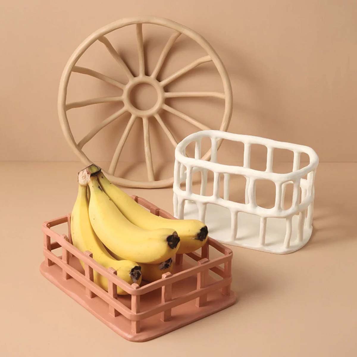 Elegant and Sculpted Resin Fruit Bowl for a Refined Presentation