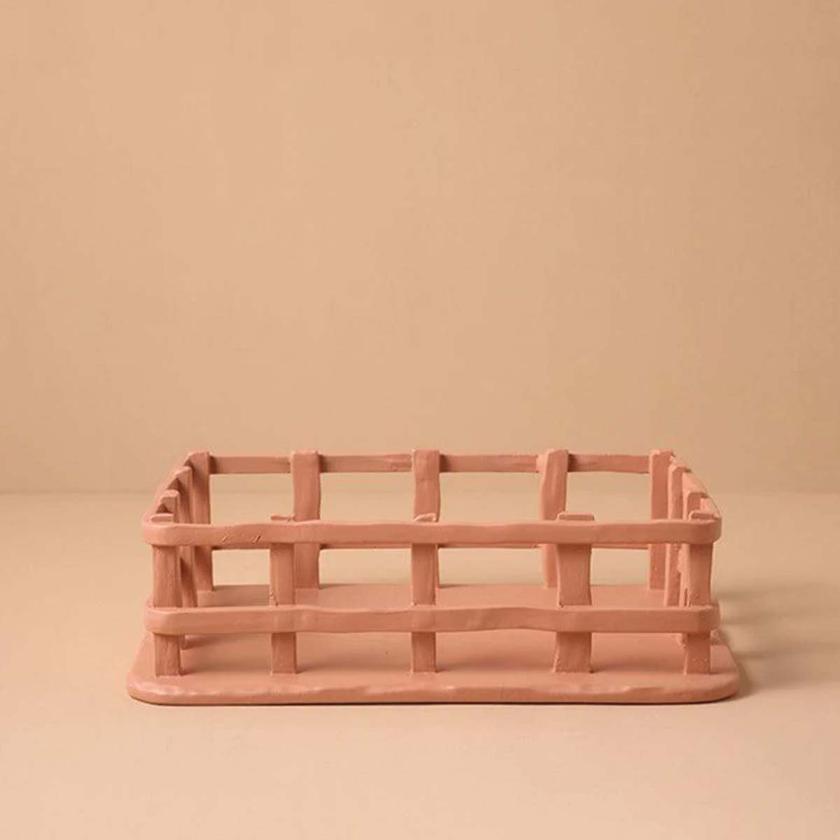 Elegant and Sculpted Resin Fruit Bowl for a Refined Presentation