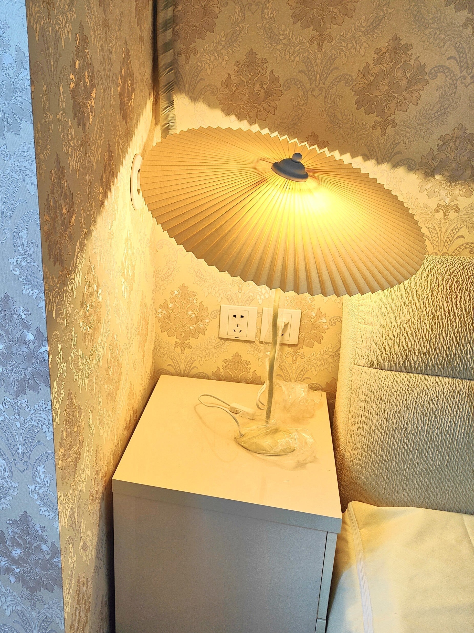 Stylish Squiggle Table Lamp for Modern Atmosphere