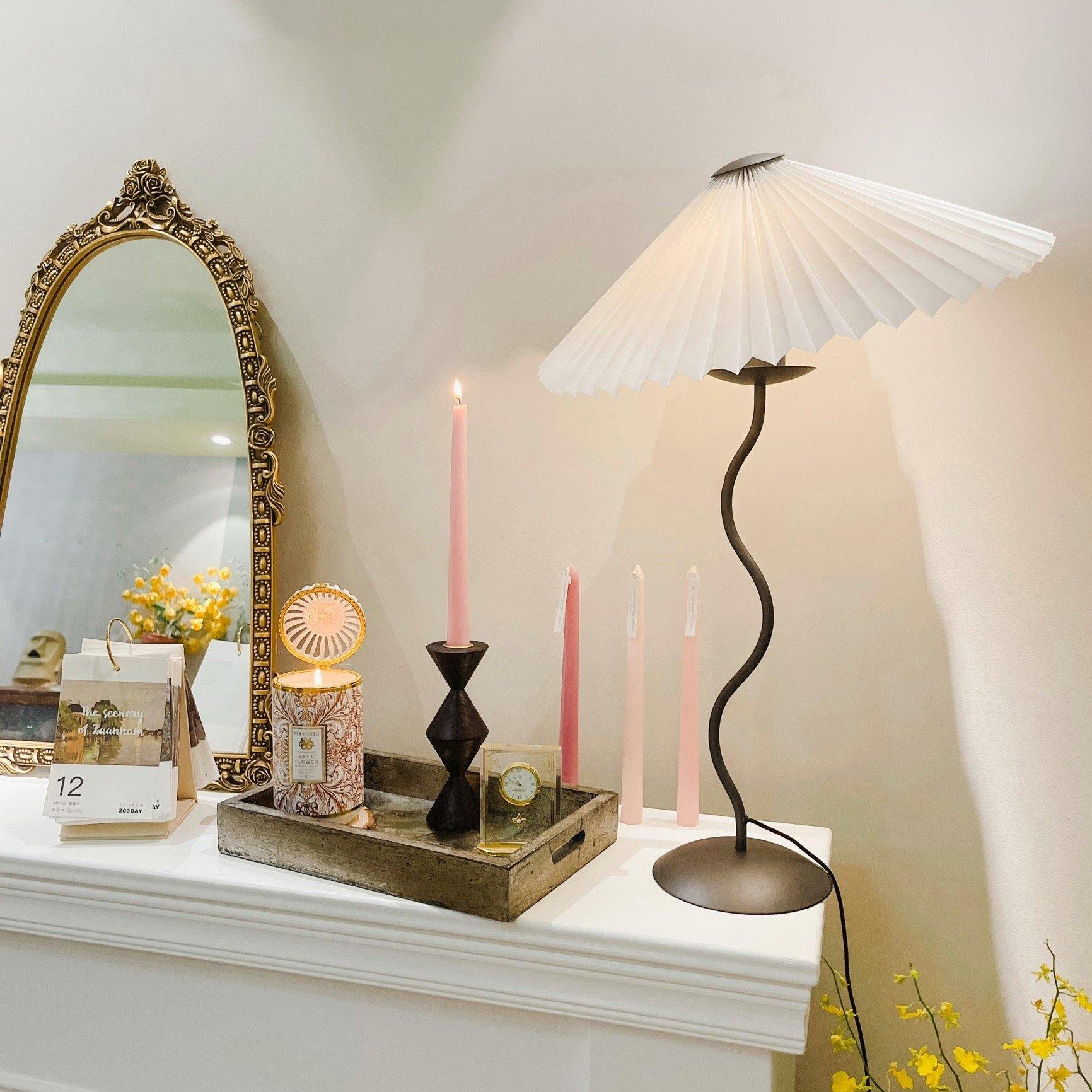 Stylish Squiggle Table Lamp for Modern Atmosphere