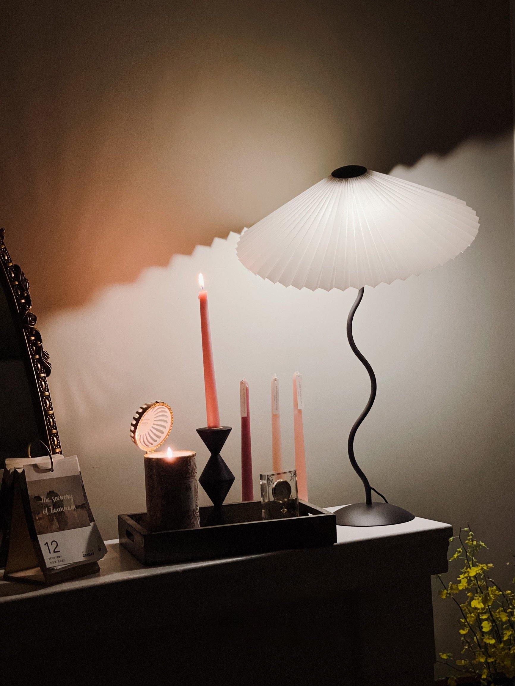 Stylish Squiggle Table Lamp for Modern Atmosphere