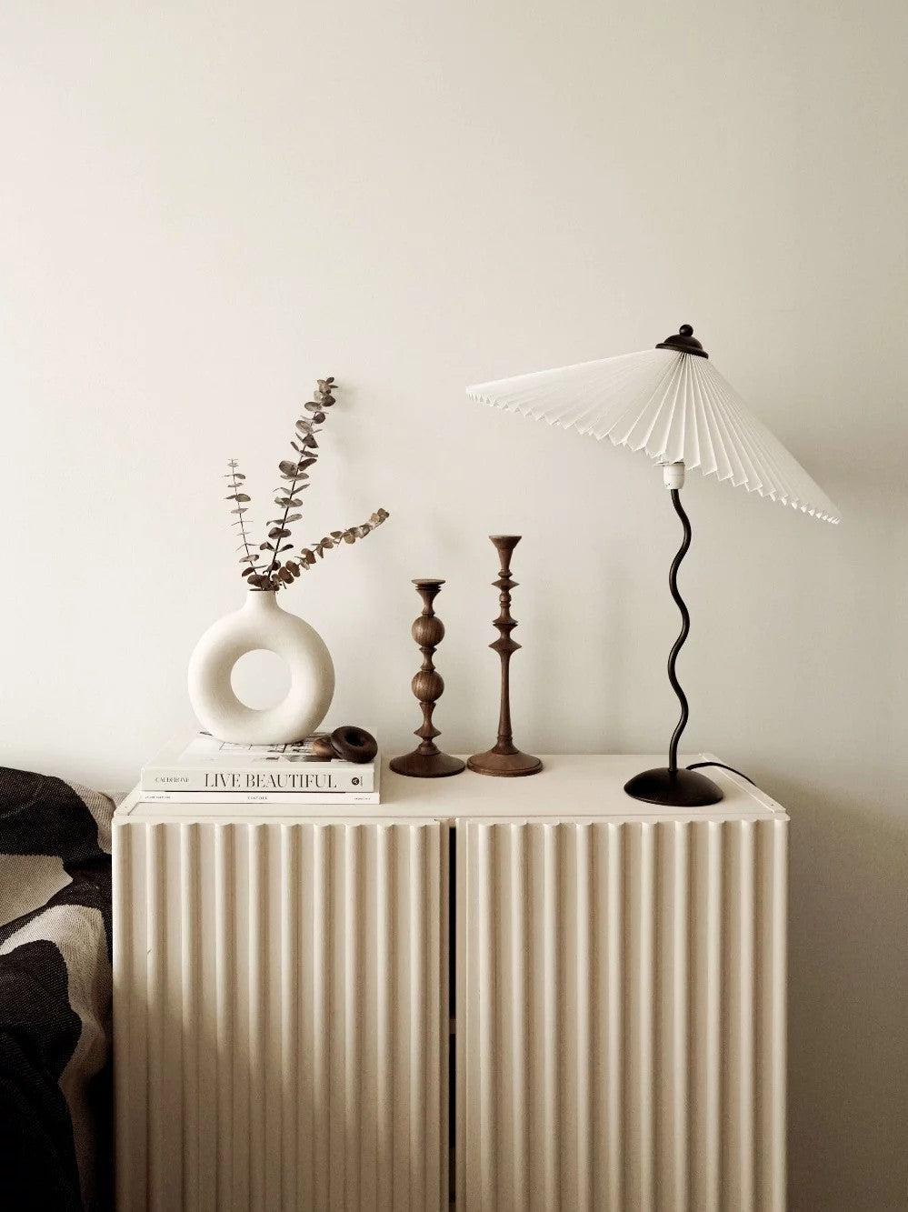 Stylish Squiggle Table Lamp for Modern Atmosphere