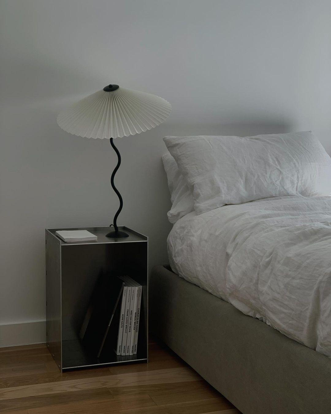 Stylish Squiggle Table Lamp for Modern Atmosphere