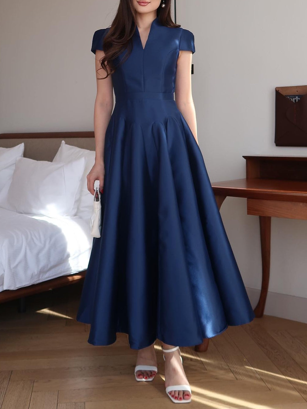 Elegant Long Dress in Navy Blue with V-Neck Collar