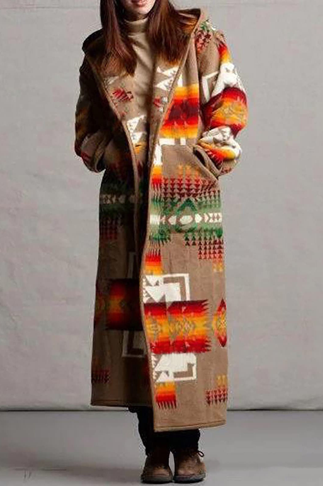 Long printed coat with pocket for a stylish and practical look