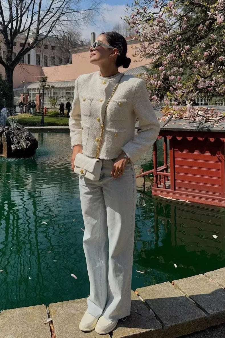 Short tweed jacket with single-buttonhole for an elegant and classic look